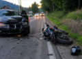 Motociclistă de 17 ani, rănită după ce a fost lovită de un BMW pătruns pe contrasens. Tânăra a ajuns la spital cu răni serioase, iar casca spartă i-ar fi salvat viața