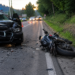 Motociclistă de 17 ani, rănită după ce a fost lovită de un BMW pătruns pe contrasens. Tânăra a ajuns la spital cu răni serioase, iar casca spartă i-ar fi salvat viața