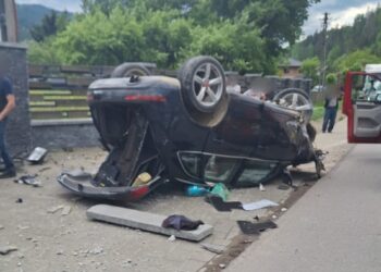 Alcoolul l-a ”ajutat” pe un tânăr să-și pună Q5-ul cu ”burta-n sus” la Brodina. În mașina cu numere de UK, fără RCA, se aflau trei pasageri
