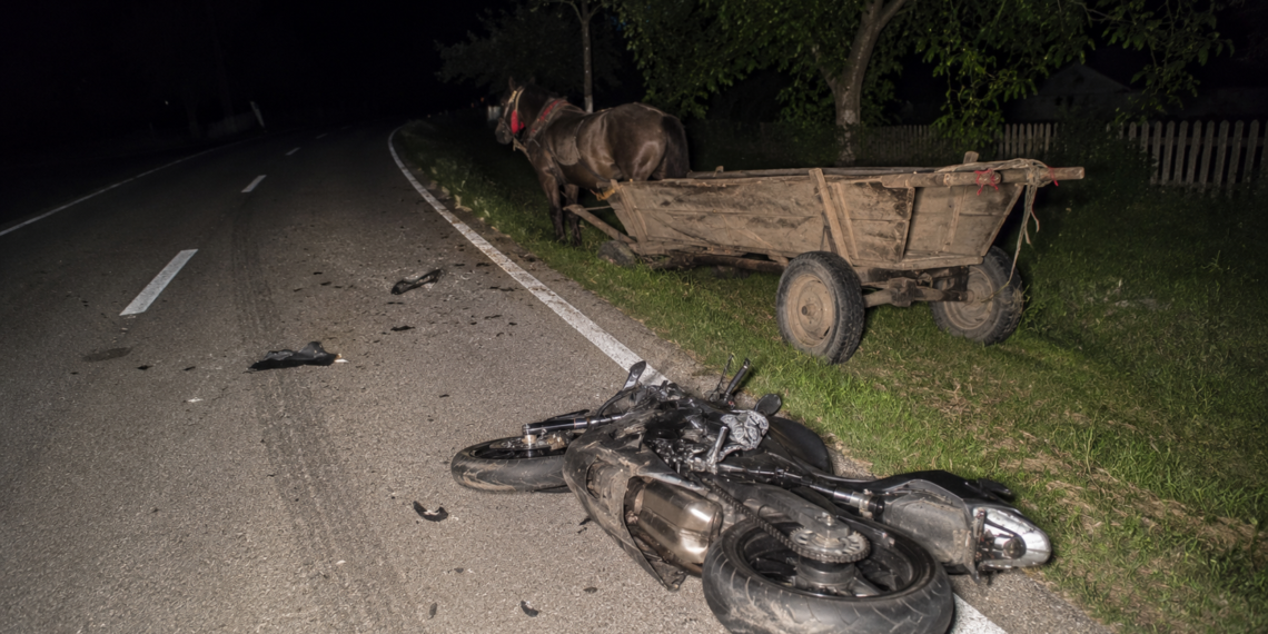 Motociclist de 18 ani și pasagera sa de 16 ani, răniți după ce au intrat cu motocicleta într-o căruță, la Boroaia