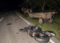 Motociclist de 18 ani și pasagera sa de 16 ani, răniți după ce au intrat cu motocicleta într-o căruță, la Boroaia