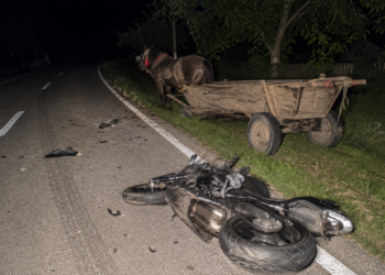Motociclist de 18 ani și pasagera sa de 16 ani, răniți după ce au intrat cu motocicleta într-o căruță, la Boroaia