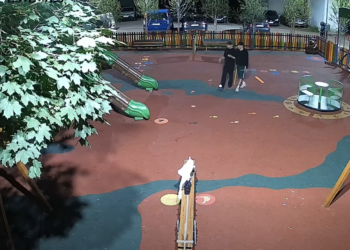 Loc de joacă din cartierul George Enescu, modernizat după 20 de ani, vandalizat la câteva zile de la inaugurare. Tinerii surprinși într-un concert de ”c*aie” și ”p*la mea” sunt căutați pentru a fi trași la răspundere