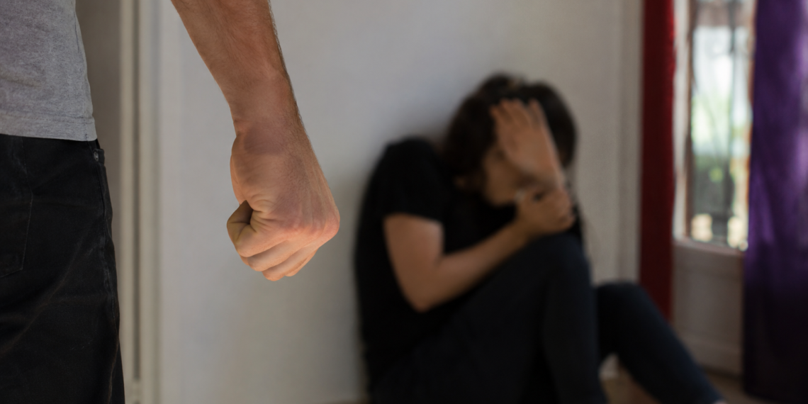 Scandal de gelozie în Zamostea. Un bărbat și-a lovit soția și a dat de pământ cu ea. Polițiștii au emis ordin de protecție și l-au evacuat din locuință