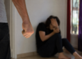 Scandal de gelozie în Zamostea. Un bărbat și-a lovit soția și a dat de pământ cu ea. Polițiștii au emis ordin de protecție și l-au evacuat din locuință