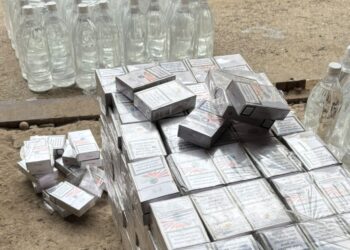 Nouă percheziții și un bărbat reținut într-o amplă acțiune împotriva contrabandei cu țigări. Polițiștii au confiscat peste 45.000 de țigări și 232 de litri de alcool