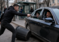 Tânăr condamnat la închisoare cu suspendare după ce a fluturat un briceag în stația Orizont din Suceava. A amenințat un tată și pe fiul acestuia că îi ”despică în două”, apoi a aruncat cu un coș de gunoi și a lovit mașina cu cuțitul