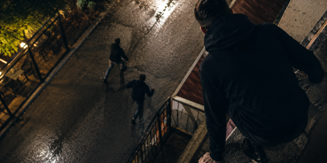 Pedepse simbolice pentru doi indivizi care au bătut un tânăr și l-au fugărit prin Burdujeni până s-a aruncat de la etajul doi. Totul ar fi pornit după ce victima i-a spus unuia dintre agresori că iubita sa este o fată de moravuri ușoare