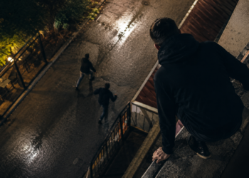 Pedepse simbolice pentru doi indivizi care au bătut un tânăr și l-au fugărit prin Burdujeni până s-a aruncat de la etajul doi. Totul ar fi pornit după ce victima i-a spus unuia dintre agresori că iubita sa este o fată de moravuri ușoare