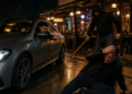 Tânăr reținut după ce a atacat un bărbat de două ori în doar câteva minute. Mai întâi l-a lovit cu pumnul din Mercedes, apoi s-a întors cu un par și l-a bătut pe terasa unui bar din Siret