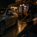 Tânăr reținut după ce a atacat un bărbat de două ori în doar câteva minute. Mai întâi l-a lovit cu pumnul din Mercedes, apoi s-a întors cu un par și l-a bătut pe terasa unui bar din Siret