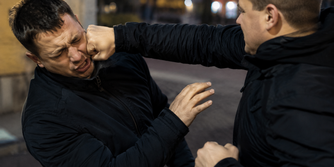 Doi recidiviști au fost reținuți după ce au bătut un bărbat în fața unui magazin din Câmpulung Moldovenesc, la 5 dimineața