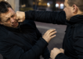 Doi recidiviști au fost reținuți după ce au bătut un bărbat în fața unui magazin din Câmpulung Moldovenesc, la 5 dimineața