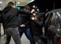 Trei tineri au primit închisoare cu suspendare după ce au bătut un bărbat într-o benzinărie din Dumbrăveni. Victima a rămas cu fracturi dentare și a avut nevoie de până la 14 zile de îngrijiri medicale