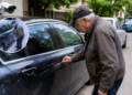 Sătul să-și găsească mașinile zgâriate, un sucevean și-a montat cameră de supraveghere și l-a prins pe autor. Pensionarul de 72 de ani a fost condamnat, însă nu va plăti despăgubiri