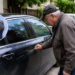 Sătul să-și găsească mașinile zgâriate, un sucevean și-a montat cameră de supraveghere și l-a prins pe autor. Pensionarul de 72 de ani a fost condamnat, însă nu va plăti despăgubiri