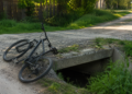 Biciclist amendat cu 1.250 de lei după ce și-a fracturat gamba. Avea 1,56 mg/l alcool pur în aerul expirat