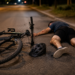 Biciclist beat, rănit după ce a căzut pe o stradă din Suceava, la miezul nopții. Avea o alcoolemie de 0,86 mg/l în aerul expirat