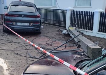 Accident între două mașini la Bivolărie. Un bărbat și o femeie au fost răniți și transportați la spital