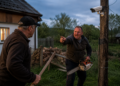 Bărbat reținut după ce a intrat cu drujba pe terenul vecinului pentru a tăia un stâlp cu camere de supraveghere. Avea ordin de protecție și l-a încălcat. Proprietarul care a încercat să-l oprească lovindu-l cu o șipcă este cercetat penal