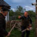 Bărbat reținut după ce a intrat cu drujba pe terenul vecinului pentru a tăia un stâlp cu camere de supraveghere. Avea ordin de protecție și l-a încălcat. Proprietarul care a încercat să-l oprească lovindu-l cu o șipcă este cercetat penal