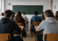 Elev de 17 ani, reținut pentru tâlhărie după ce și-a obligat un coleg să-i dea bani în sala de clasă