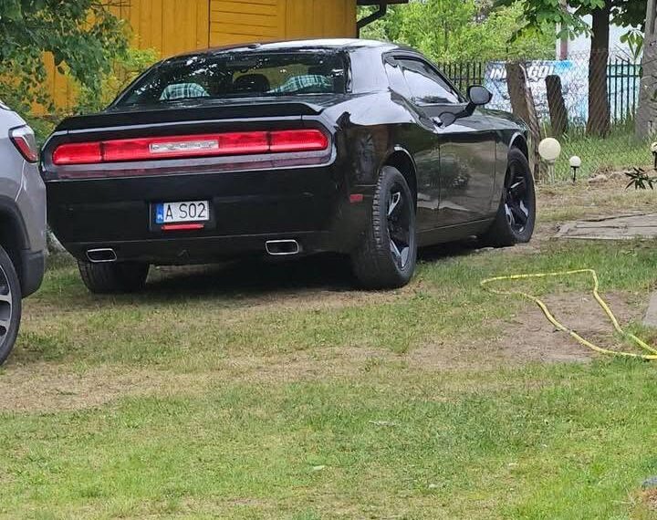 Dodge furat din Olanda, găsit în spatele sediului Poliției Municipiului Suceava, în parcarea Kaufland