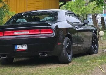 Dodge furat din Olanda, găsit în spatele sediului Poliției Municipiului Suceava, în parcarea Kaufland
