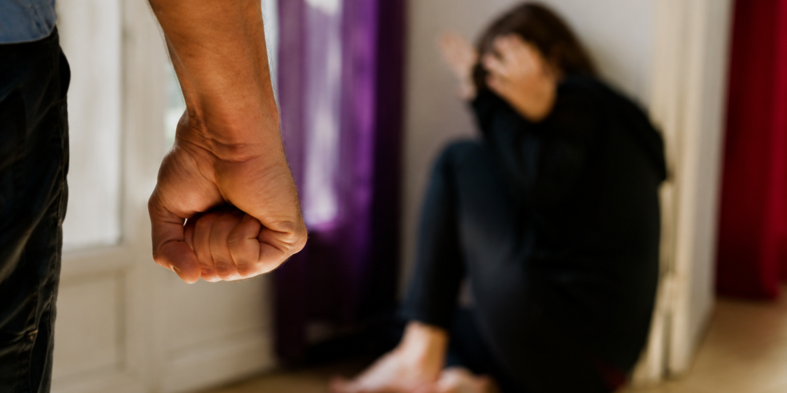 Și-a înjunghiat sora, a primit ordin de protecție, dar s-a întors de trei ori la ușa ei. Curtea de Apel Suceava i-a redus pedeapsa la 1 an și 4 luni de închisoare