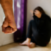 Și-a înjunghiat sora, a primit ordin de protecție, dar s-a întors de trei ori la ușa ei. Curtea de Apel Suceava i-a redus pedeapsa la 1 an și 4 luni de închisoare