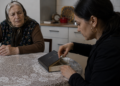 Hoață recidivistă, condamnată la peste 6 ani de închisoare după ce a furat 20.000 de lei din casa unei bătrâne pe care a păcălit-o că este de la Uniunea Europeană. Infractoarea era liberată condiționat