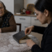 Hoață recidivistă, condamnată la peste 6 ani de închisoare după ce a furat 20.000 de lei din casa unei bătrâne pe care a păcălit-o că este de la Uniunea Europeană. Infractoarea era liberată condiționat