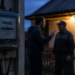 Nu l-a lăsat să-și încarce telefonul, iar fiul a sunat la 112 să spună că tatăl său fură curent electric. Apelantul a fost ”premiat” cu o amendă de 2.000 de lei