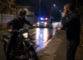 După câte 10 beri de căciulă, doi vecini din Zvoriștea au ajuns să-și facă unul altuia cadou câte o condamnare. Unul i-a furat celuilalt motocicleta neînmatriculată, iar când proprietarul și-a recuperat-o, hoțul a sunat la 112 ca să-l reclame că nu are permis