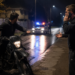 După câte 10 beri de căciulă, doi vecini din Zvoriștea au ajuns să-și facă unul altuia cadou câte o condamnare. Unul i-a furat celuilalt motocicleta neînmatriculată, iar când proprietarul și-a recuperat-o, hoțul a sunat la 112 ca să-l reclame că nu are permis
