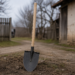 Pedeapsă majorată la peste 5 ani de închisoare pentru un bărbat care a încercat să-l ucidă cu hârlețul pe pretendentul fiicei sale cu deficiențe de auz și vorbire. Inculpatul îi spusese victimei să-și ia gândul de la fată, însă i-a prins împreună în mașină