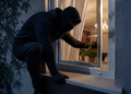 Trei indivizi reținuți după ce au spart un magazin din Mironu și au furat 50 de pachete de țigări. Hoții au intrat pe geam în toiul nopții
