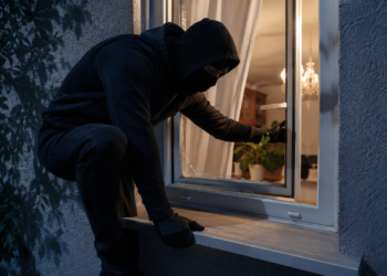 Trei indivizi reținuți după ce au spart un magazin din Mironu și au furat 50 de pachete de țigări. Hoții au intrat pe geam în toiul nopții