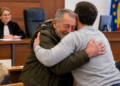 Scenă memorabilă în sala de judecată. Un cetățean italian l-a iertat pe un sucevean de 69 de ani care i-a furat portofelul. S-au împăcat în fața judecătorului, și-au strâns mâna și s-au îmbrățișat