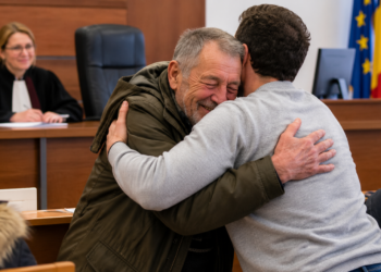 Scenă memorabilă în sala de judecată. Un cetățean italian l-a iertat pe un sucevean de 69 de ani care i-a furat portofelul. S-au împăcat în fața judecătorului, și-au strâns mâna și s-au îmbrățișat