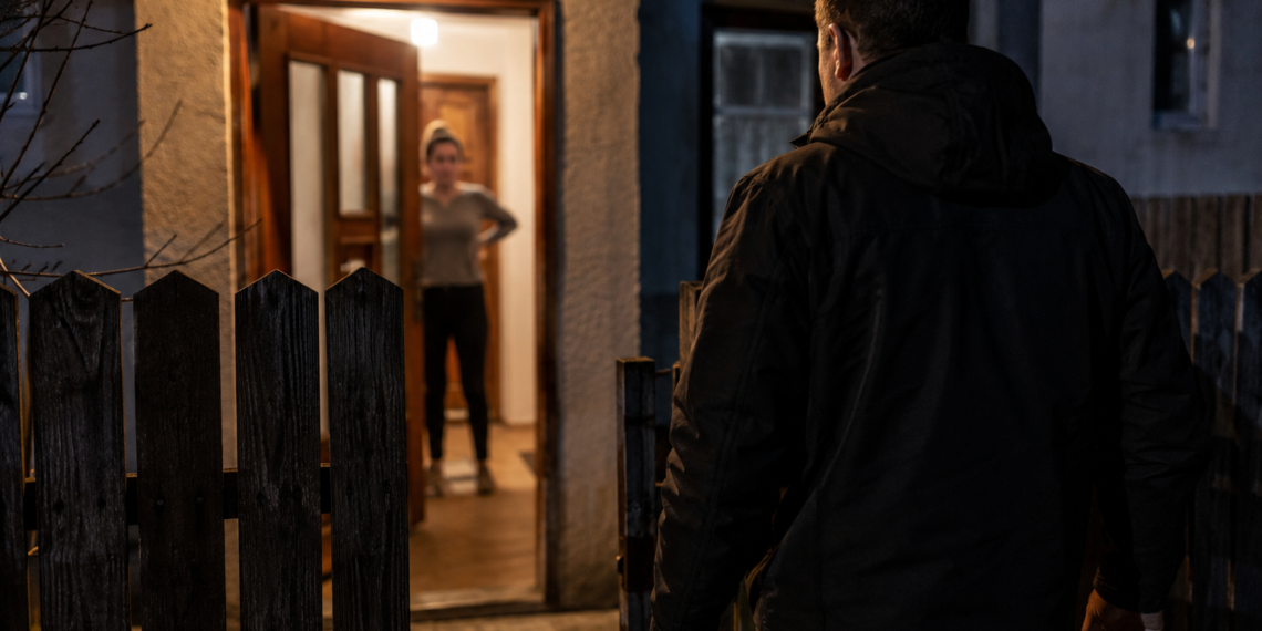 Condamnat la 6 luni de închisoare după ce a încălcat de două ori ordinul de protecție și s-a întors să doarmă în casa fostei concubine. Bărbatul fusese condamnat în trecut pentru omor