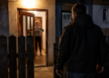 Condamnat la 6 luni de închisoare după ce a încălcat de două ori ordinul de protecție și s-a întors să doarmă în casa fostei concubine. Bărbatul fusese condamnat în trecut pentru omor
