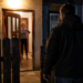 Condamnat la 6 luni de închisoare după ce a încălcat de două ori ordinul de protecție și s-a întors să doarmă în casa fostei concubine. Bărbatul fusese condamnat în trecut pentru omor