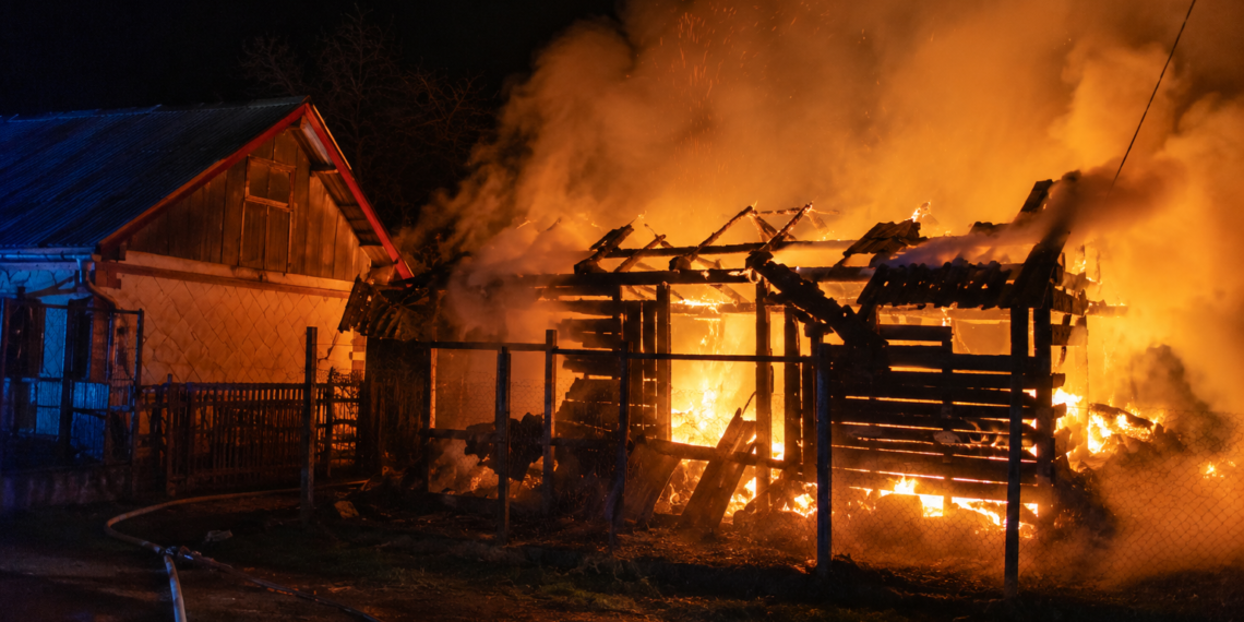 Incendiu la un adăpost de animale din Voitinel. 250 de păsări și 20 de iepuri au murit într-un incendiu pornit de la o lampă de căldură lăsată aprinsă peste noapte