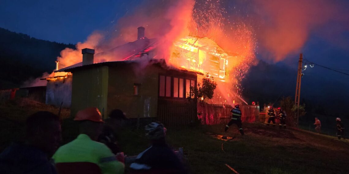 Incendiu devastator la o gospodărie din satul Chiril, comuna Crucea, din cauza unui scurtcircuit