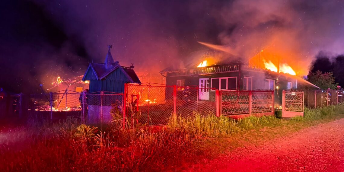 Trei ore de luptă cu flăcările în Ciprian Porumbescu. Incendiul a distrus acoperișul casei și anexele gospodărești