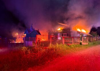 Trei ore de luptă cu flăcările în Ciprian Porumbescu. Incendiul a distrus acoperișul casei și anexele gospodărești