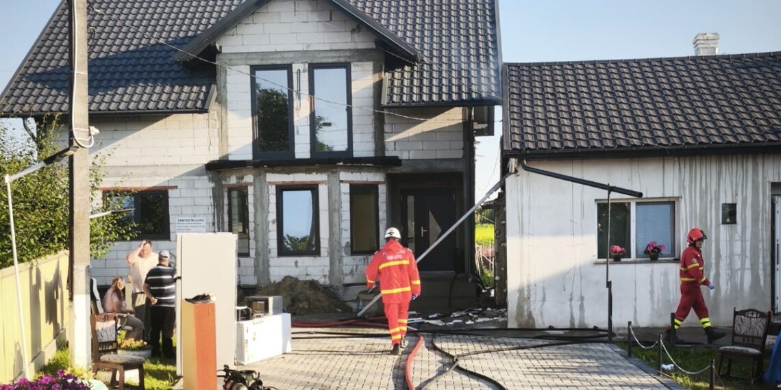 Incendiu izbucnit la o locuință din Dumbrăveni, din cauza unui scurtcircuit. Pompierii au intervenit cu trei autospeciale de stingere