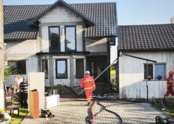 Incendiu izbucnit la o locuință din Dumbrăveni, din cauza unui scurtcircuit. Pompierii au intervenit cu trei autospeciale de stingere