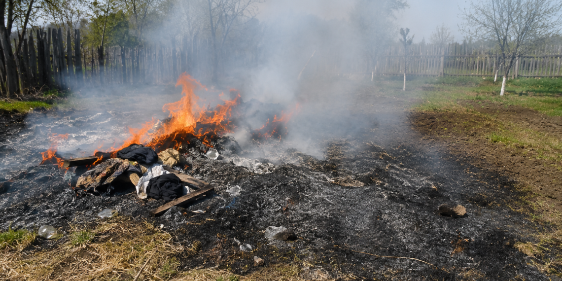 Gunoaie și vegetație uscată cuprinse de flăcări la Valea Bourei. Proprietarul susține că incendiul s-a produs prin autoaprindere